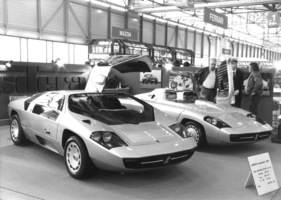 Isdera Imperator 108i (1986) - daneben der Spider, den es nun mit Mercedes-190E-2.3-16-Motor gibt - Genfer Autosalon 1986
