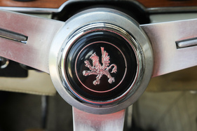 Iso Grifo IR-8 (1973) - Grifo-Zeichen auf der Lenkradmitte