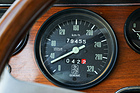 Iso Grifo IR-8 (1973) - Tacho bei 320 km/h, beim Ford-Modell wohl etwas arg optimistisch, denn das Werk nannte 255 km/h Spitze