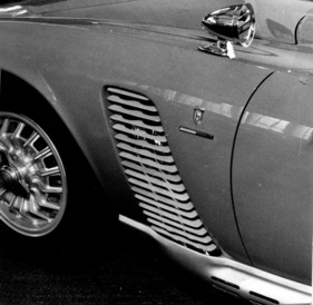 Iso Grifo Spider (1964) - Auspuffanlage erinnert an die Supersportwagen der Zwischenkriegszeit - Genfer Automobilsalon 1964