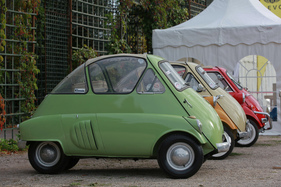 Bild Iso Isetta 250 (1953) - zusammen mit ihren deutschen Schwestern von BMW - Classic-Gala Schwetzingen 2020
