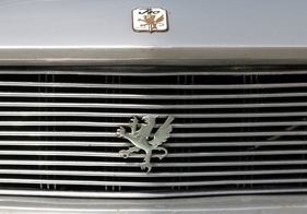 Iso Rivolta IR 300 (1970) - Iso-Markenzeichen auf dem Kühlergitter