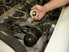 Ist Öl im Kühlwasser, ist meist die Zylinderkopfdichtung undicht. (Motor-Check und Beurteilung)