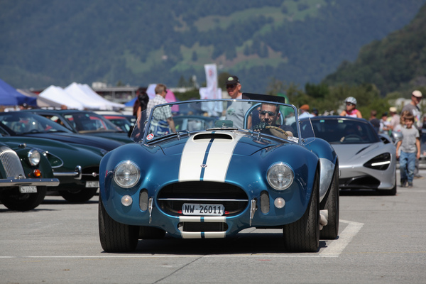 Ist eine Cobra nun ein britisches oder ein amerikanisches Auto? Egal, cool aussehen tut sie allemal und die Basis kam ja von AC - British Car Meeting BCM in Mollis 2019