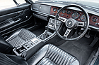 Klassisch-sportliches Cockpit mit schwarzem Leder und sieben Rundinstrumenten