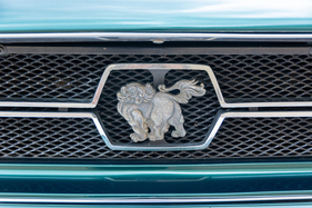 Löwe statt Pferd: die Zierleiste mit eingerahmtem Karajishi im Kühlergrill erinnert an den Ford Mustang.