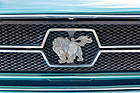 Löwe statt Pferd: die Zierleiste mit eingerahmtem Karajishi im Kühlergrill erinnert an den Ford Mustang.