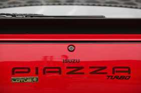 Isuzu Piazza Turbo (1990) - Beschriftung auf dem Heck