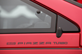 Isuzu Piazza Turbo (1990) - Marken-Typen-Schriftzug auf der Flanke