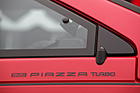 Isuzu Piazza Turbo (1990) - Marken-Typen-Schriftzug auf der Flanke