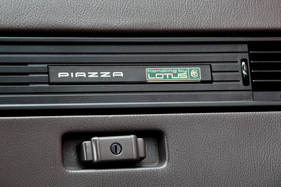 Isuzu Piazza Turbo (1990) - "handling by Lotus"-Schriftzug im Innern