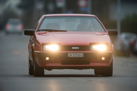 Isuzu Piazza Turbo (1990) - kompaktes Auto, fühlt sich überall wohl Isuzu Piazza Turbo (1990) - kompaktes Auto, fühlt sich überall wohl