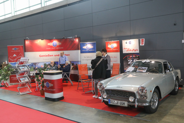 Italia 2000 Coupé auf dem Stand von CEO Reisen - Retro Classics Stuttgart 2023