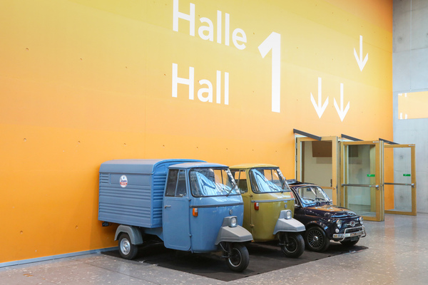 Italianità vor der Halle 1 - 24. Retro Classics Stuttgart 2025
