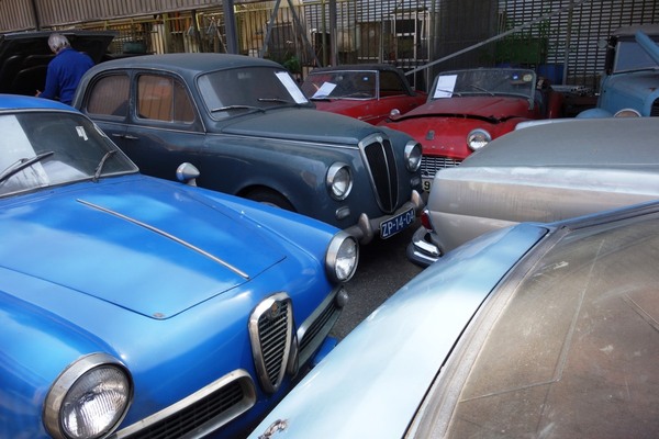 Italienier auf dem Aussengelände - Palmen Scheunenfund-Sammlung