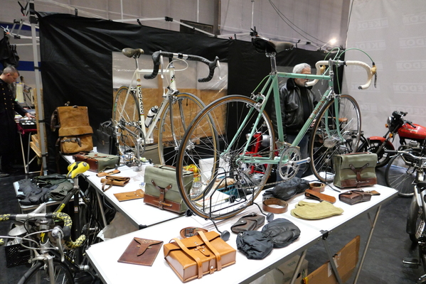 Italienische Rennräder und Zubehör auf dem Stand eines italienischen Anbieters – Bremen Classic Motorshow 2025