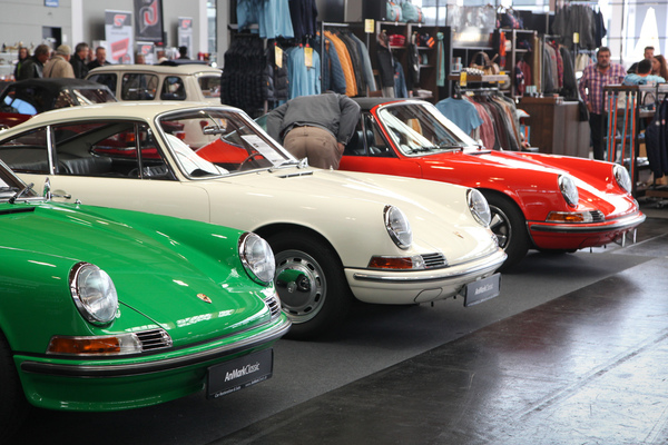 Italienische Tricolore, aber mit deutschen Fahrzeugen (Porsche 911) - Motorworld Classics Bodensee 2019