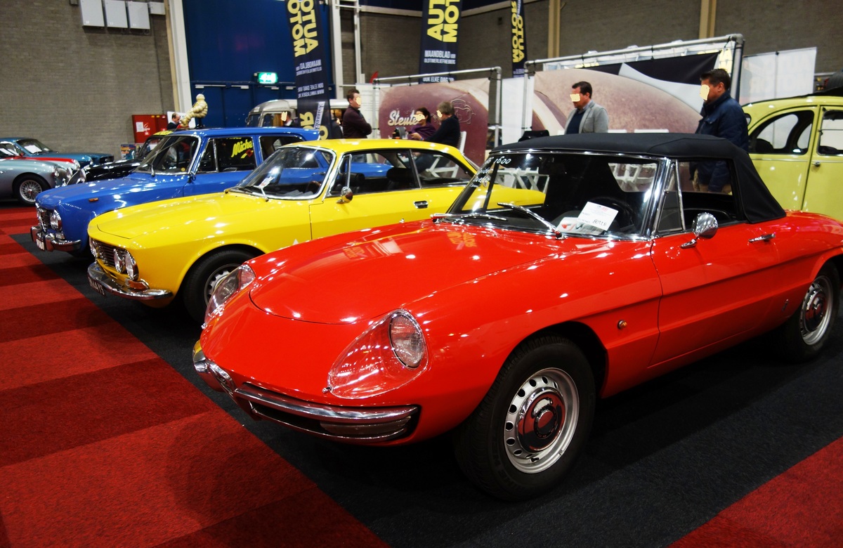 Italienische Vielfarbigkeit - Spider, Bertone Coupé und Limousine der Giuia-Baureihe von Alfa Romeo - InterClassics Maastricht 2018