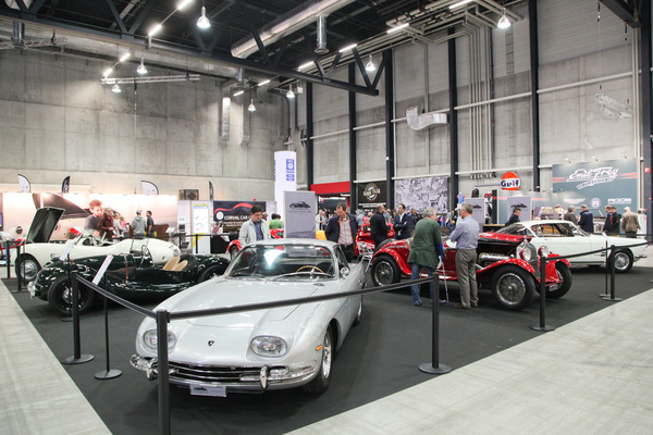Bild Italienische-britisch dominierte Auslage bei Lutziger Classic Cars - Swiss Classic World Luzern 2019