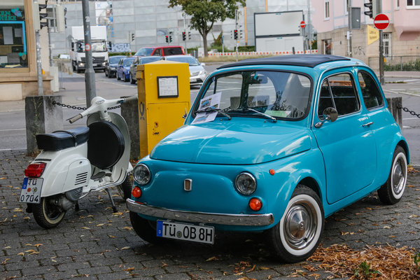 Italienischer wird's nicht: Fiat 500 neben Vespa – Tübingen-Classic 2023