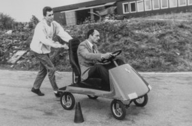 Ivan Lendl (Tennisstar) schiebt Manfred Jantke im verkehrt-Lenker Kart