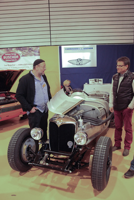 Ivo Buschor erklärt einem Besucher seine Arbeit an einem Riley - Oldtimermesse St. Gallen 2015