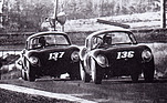JWF Milano GT (1962) - Bruce Leer hinter Sam Johnson beim Rennen vonOran Park im Jahr 1966