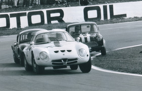 JWF Milano GT (1962) - Bruce Leerin Oran Park im Zweikampf mit einem Alfa TZ1 im Jahr 1965