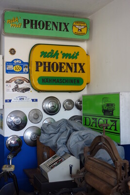 Ja, auch in Osteuropa gab es einst Leuchtreklame, wie die für den Dacia beweist – Zu Besuch in der Sammlung Hilker