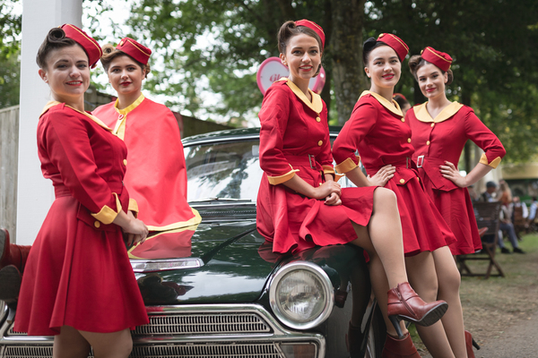 Ja, auf einem Ford Cortina, da sitzt es sich einfach gut ... - Goodwood Revival 2018