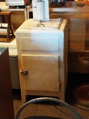 Ja, das ist ein Kühlschrank. Oben wurde Eis eingefüllt, das regelmässig angeliefert werden musste – Zu Besuch in der Sammlung Hilker