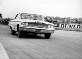 Jack Sears in seinem Ford Galaxie 500 in der Britischen Tourenwagenmeisterschaft des Jahres 1963 - Premierensieg in Silverstone (aufgenommen im Becketts Corner)