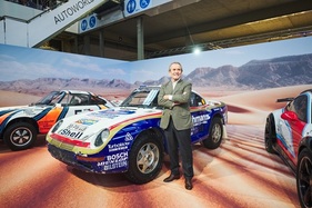 Bild Jacky Ickx vor dem Porsche 959 – in der Ausstellung "Porsche Driven by Dreams"