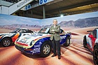 Jacky Ickx vor dem Porsche 959 – in der Ausstellung "Porsche Driven by Dreams"