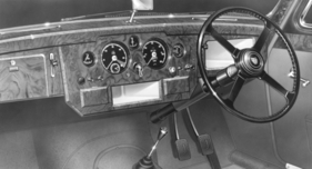 Jaguar 2,4 Litre (1955) - Interieur mit Nussbaumholzfournier und zentral angeordnetem Taco und Drehzahlmesser