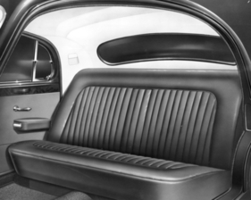 Jaguar 2,4 Litre (1955) - relativ kleine Heckscheibe, bequeme Rückbank
