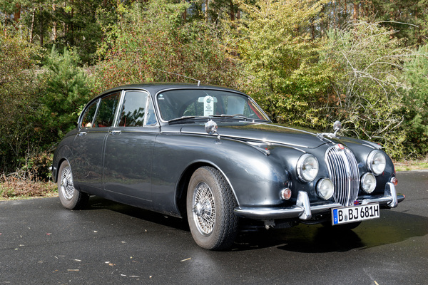 Jaguar 240 (1968) – britischer Luxus in distinguiertem Grau – Oldtimer-Show Berlin 2022