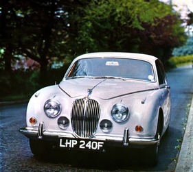 Jaguar 240 (1968) - elegant und graziös (aus englischem Prospekt)