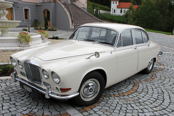 Jaguar 420 (1967) - als Lot 83 an der Versteigerung der Oldtimer Galerie in Toffen am 19. Oktober 2019