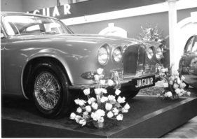 Jaguar 420 (1967) - sparsame Verwendung von Blumen zur Schaffung reizvoller Kontraste - Genfer Autosalon 1967