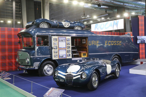 Jaguar C-Type (1952) - Ecurie Ecosse mit dem berühmten Renntransporter, gesehen bei Fisken - Rétromobile Paris 2024