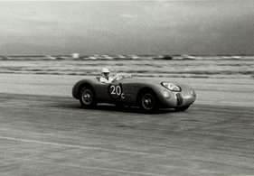 Jaguar C Type (1952) - Jack Douglas in Bakersfield am 1. Mai 1955 Jaguar C Type (1952) - Jack Douglas in Bakersfield am 1. Mai 1955
