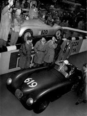Jaguar C Type (1952) - mit diesem Fahrzeug nahm Stirling Moss 1952 an der Mille Miglia teil, musste aber wegen Lenkungsproblemen aufgeben