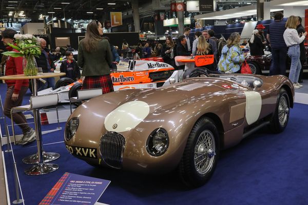 Jaguar C-Type (1952) – neu von Juan-Manuel Fangio gekauft, gesehen bei Fiskens – Rétromobile Paris 2025