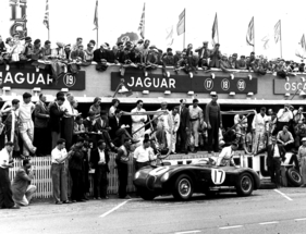 Jaguar C-Type (1953) - Le Mans 1953, Stirling Moss beim Boxenstopp