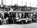 Jaguar C-Type (1953) - Le Mans 1953, Stirling Moss beim Boxenstopp