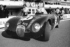 Jaguar C-Type (1953) am Veteranenrennen vor Le Mans 1973 - Der hier abgebildete Jaguar C-Type gewann Le Mans in 1951 und 1953 und war auch das erste Rennfahrzeuge mit Scheibenbremsen in Le Mans!