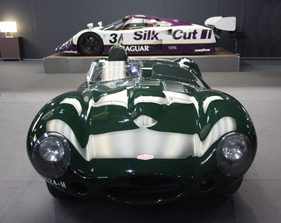 Jaguar D Type (1955) - im Hintergrund der Le-Mans-Sieger Jaguar XJR 12 (Rétromobile 2013)