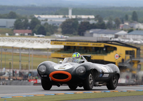 Bild Jaguar D-Type (1955) vor dem Dunlopbogen - Gesamtsieger im Plateau 2 (1949-1956) an der Le Mans Classic 2012