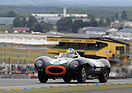 Jaguar D-Type (1955) vor dem Dunlopbogen - Gesamtsieger im Plateau 2 (1949-1956) an der Le Mans Classic 2012